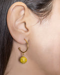 Boucles d’Oreilles Créoles Fantaisies avec Perle Jaune