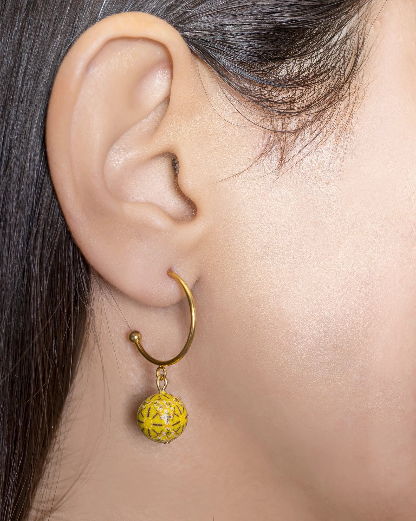 Boucles d’Oreilles Créoles Fantaisies avec Perle Jaune