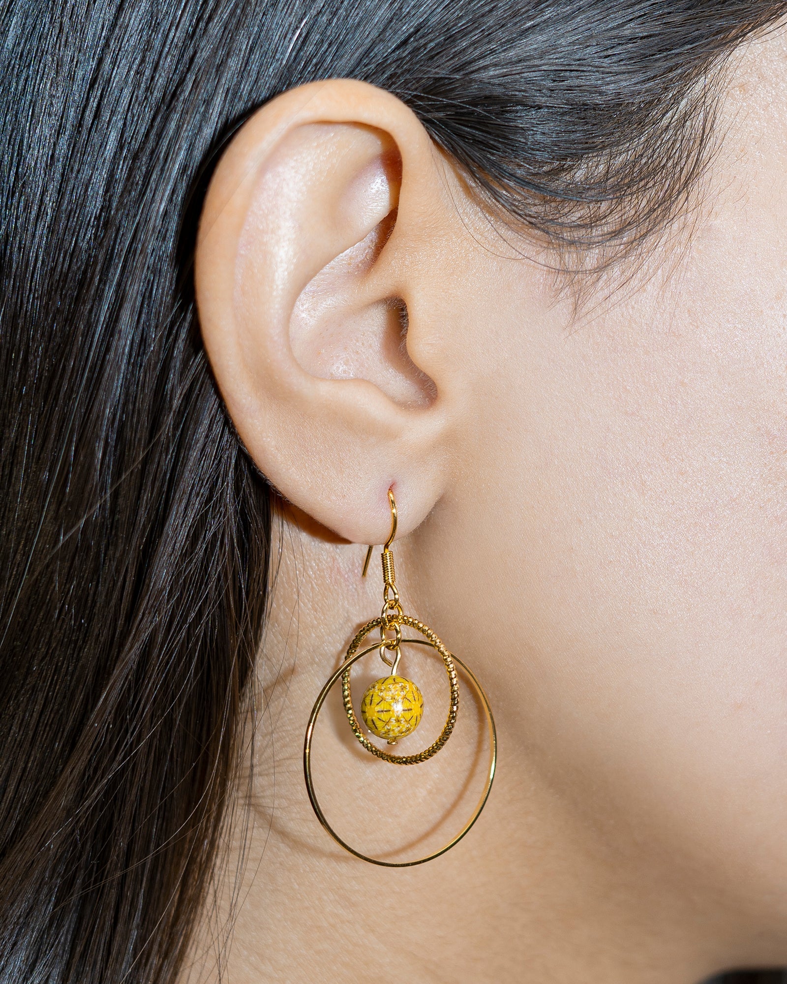 Boucles d’Oreilles Pendantes Multiples Anneaux et Perle Jaune